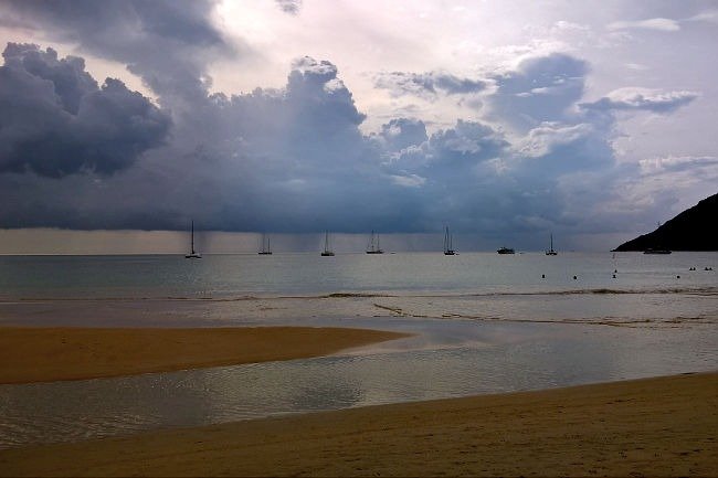 Playa de Nai Harn en Phuket, tailandia